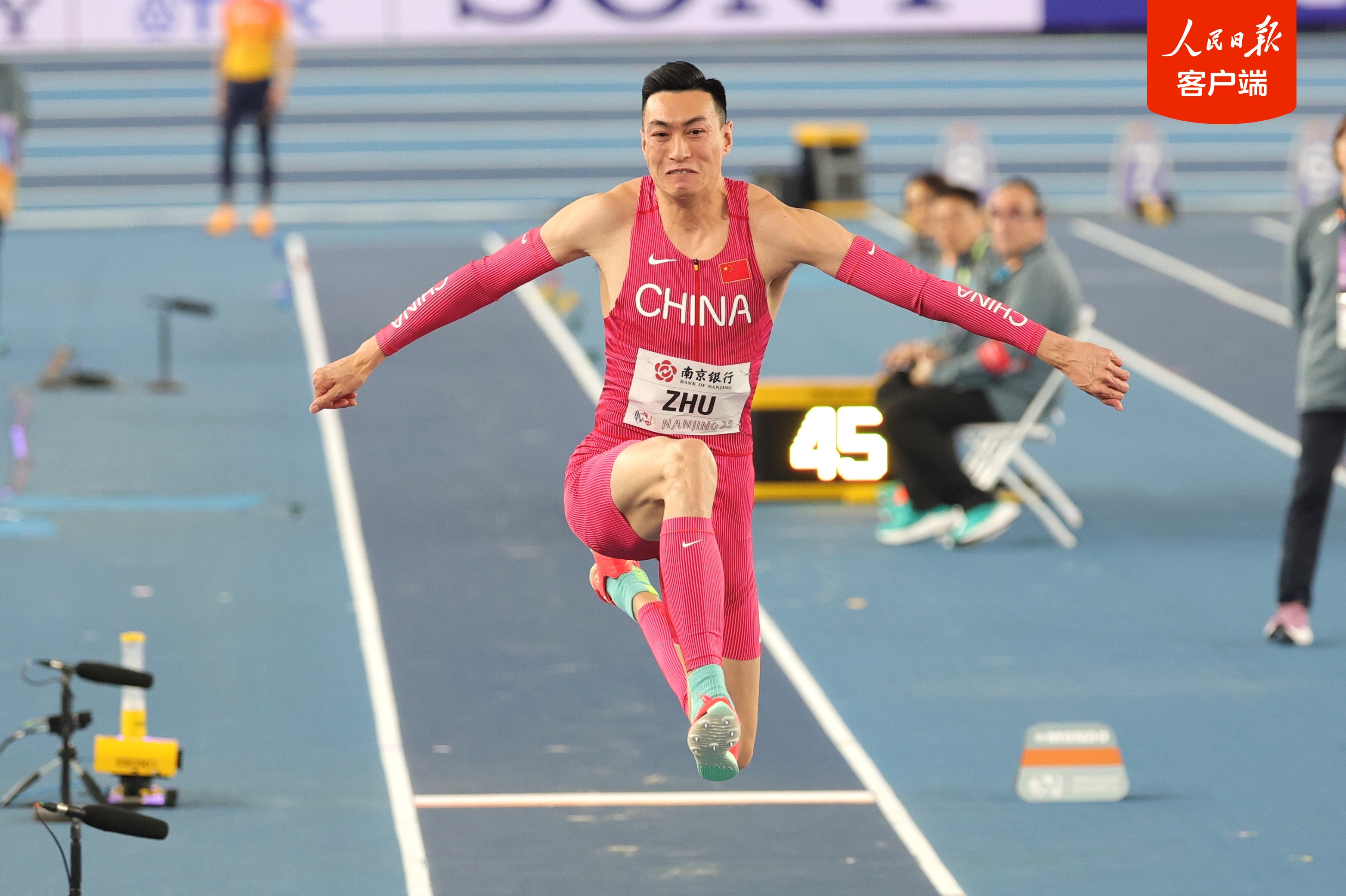 阿联酋田径名将勇夺金牌，成为英雄
